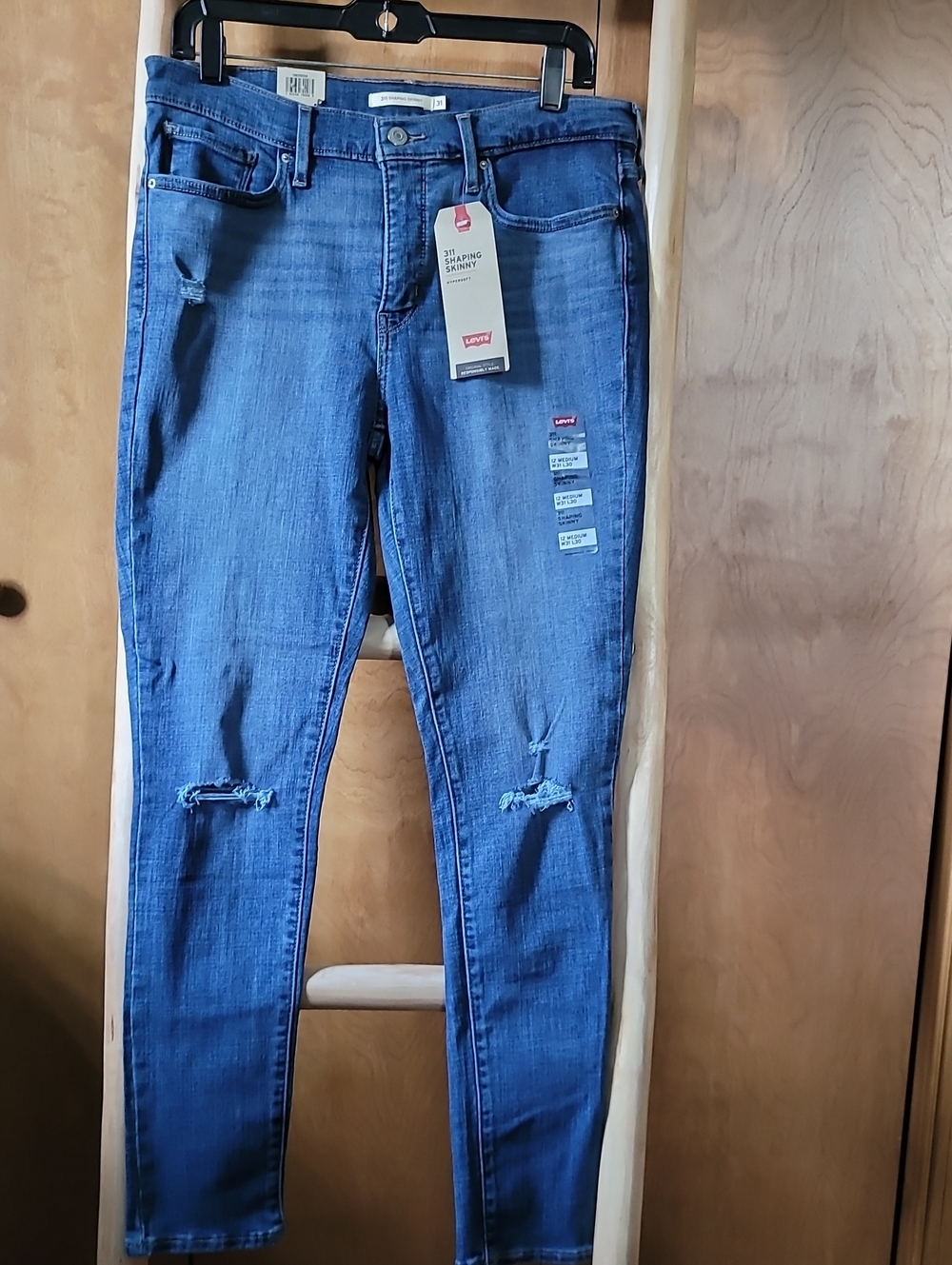 Levi's Women's Medium Blue Skinny Jeans with Knee Rips